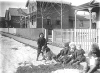 Children on Seventh (Hawthorne) - 1902 - and dog