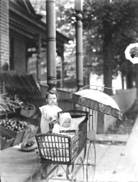 Barretts little girl in front of store 1901